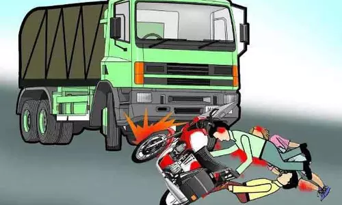 நத்தக்காடையூர் அருகே மோட்டார் சைக்கிள் மீது வாகனம் மோதி 2 விவசாயிகள் பரிதாபமாக உயிரிழந்தனர். நத்தக்காடையூர் அருகே மோட்டார் சைக்கிள் மீது வாகனம் மோதி 2 விவசாயிகள் பரிதாபமாக உயிரிழந்தனர்.