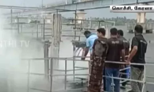 கொச்சியில் சுற்றுலா படகு தீப்பிடித்து எரிந்ததால் பரபரப்பு - போலீசார் விசாரணை கொச்சியில் சுற்றுலா படகு தீப்பிடித்து எரிந்ததால் பரபரப்பு - போலீசார் விசாரணை