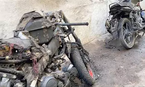 என்ஜினீயரிங் கல்லூரி மாணவர்களின் 3 மோட்டார் சைக்கிள்கள் தீவைத்து எரிப்பு என்ஜினீயரிங் கல்லூரி மாணவர்களின் 3 மோட்டார் சைக்கிள்கள் தீவைத்து எரிப்பு