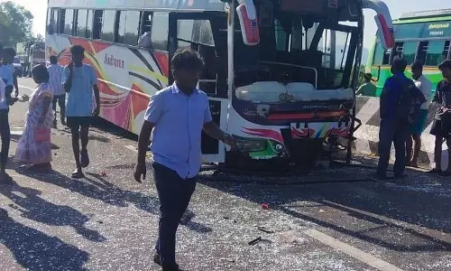 பெண்கள் உள்பட 10 பேர் காயம் பெண்கள் உள்பட 10 பேர் காயம்