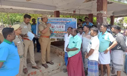 தடை விதித்த கடல்வாழ் உயிரினங்களை பிடிக்க கூடாது-துண்டுபிரசுரம் வினியோகம் தடை விதித்த கடல்வாழ் உயிரினங்களை பிடிக்க கூடாது-துண்டுபிரசுரம் வினியோகம்