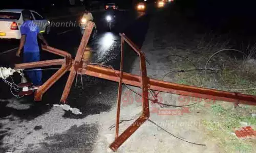 பலத்த காற்றில் மின் கம்பம் சரிந்து விழுந்தது