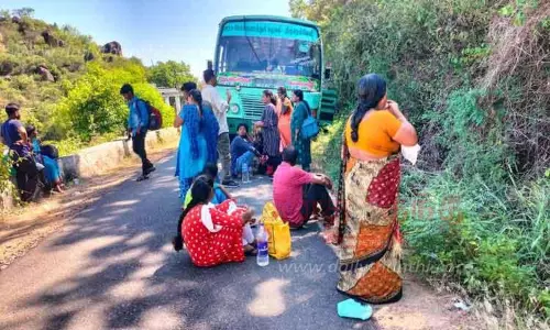 அரசு பஸ்சில் வந்த பயணிகளை வனத்துறையினர் இறக்கிவிட்டதால் பரபரப்பு