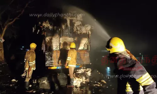 லாரியில் ஏற்றி வந்த போது மின்கம்பியில் உரசியதால் பஞ்சு மூட்டைகள் தீப்பிடித்து எரிந்து நாசம்