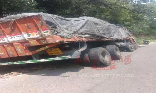 பர்கூர் மலைப்பாதையில்கிரானைட் கற்கள் ஏற்றி வந்த லாரி சாய்ந்தது