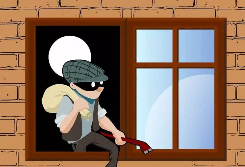 மதுபான விடுதியில் ரூ.1¼ லட்சம் திருட்டு; காசாளருக்கு போலீஸ் வலைவீச்சு