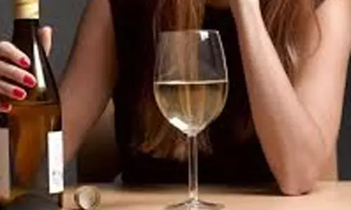 ஈரோடு பன்னீர்செல்வம் பூங்கா பகுதியில்குடிபோதையில் நடுரோட்டில் ரகளையில் ஈடுபட்ட பெண்ணால் பரபரப்பு