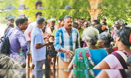 பூங்குளம் ஊராட்சியில் வட்டார வளர்ச்சி அலுவலரை முற்றுகையிட்டு தேசிய ஊரக வேலை திட்ட பணியாளர்கள் போராட்டம்