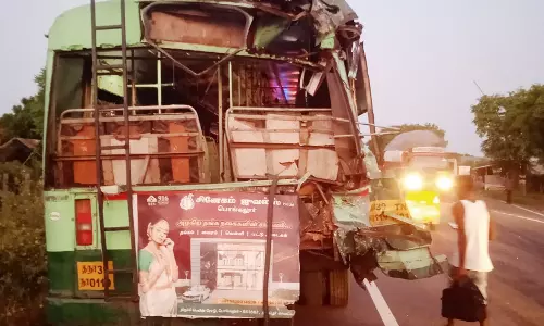 நின்று கொண்டிருந்த டவுன் பஸ் மீது மற்றொரு பஸ் மோதல்