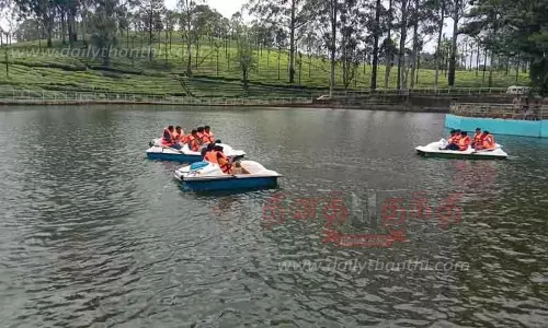 படகுசவாரி, பாராகிளைடரில் பறந்து சுற்றுலா பயணிகள் உற்சாகம்