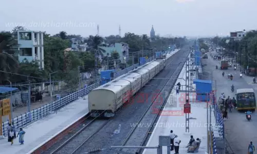 தூத்துக்குடி மேலூர் ரெயில் நிலையத்தில் மைசூர், முத்துநகர் எக்ஸ்பிரஸ் ரெயில்கள் இருமார்க்கத்திலும் நின்று செல்ல கோரிக்கை