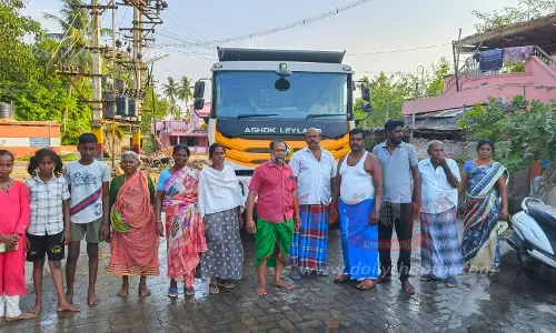 புழுதி பறப்பதால் மணல் லாரியை சிறைபிடித்த பொதுமக்கள் புழுதி பறப்பதால் மணல் லாரியை சிறைபிடித்த பொதுமக்கள்
