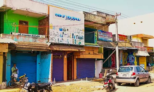 வணிகர்கள் திடீர் கடையடைப்பு போராட்டம் வணிகர்கள் திடீர் கடையடைப்பு போராட்டம்