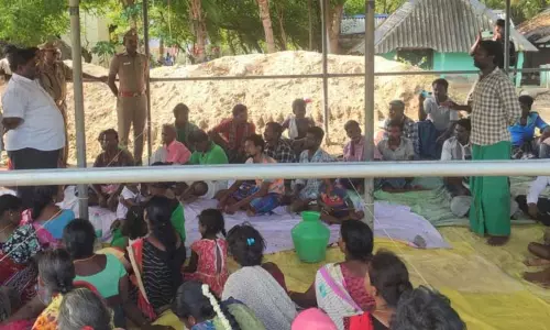 பனைஏறும் தொழிலாளர்கள் குடும்பத்துடன் தொடர் உண்ணாவிரதம்