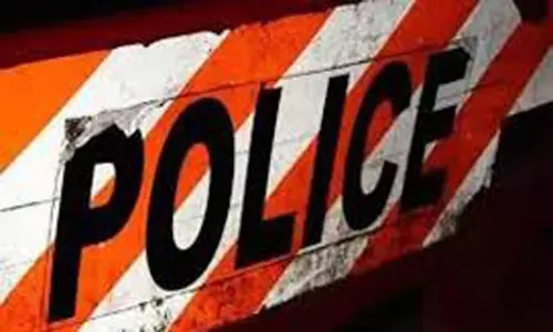 சூறைக்காற்றால் சாலையில் விழுந்த மரத்தை அப்புறப்படுத்திய போலீசார் சூறைக்காற்றால் சாலையில் விழுந்த மரத்தை அப்புறப்படுத்திய போலீசார்