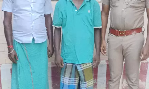 ஆலங்குடியில் 20 லிட்டர் சாராயம் பறிமுதல்