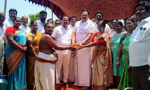 கீழ்வீதி கிராமத்தில் ரூ.31 லட்சத்தில் பள்ளி வகுப்பறை கட்டிடம் கட்டும்பணி