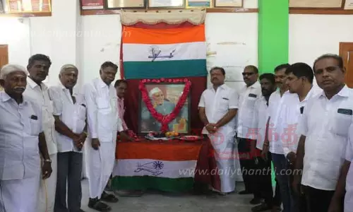 நேரு உருவப்படத்துக்கு காங்கிரசார் மரியாதை