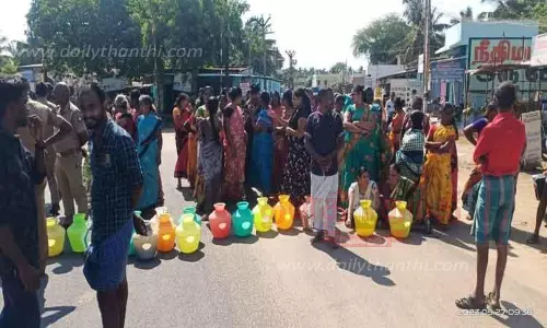 காலிக்குடங்களுடன் பொதுமக்கள் சாலைமறியல் காலிக்குடங்களுடன் பொதுமக்கள் சாலைமறியல்