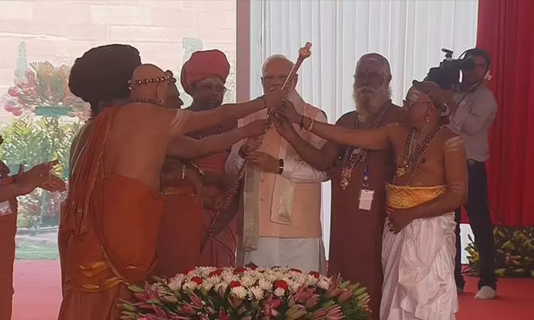 பிரதமர் மோடியிடம் செங்கோல் ஒப்படைப்பு! பிரதமர் மோடியிடம் செங்கோல் ஒப்படைப்பு!