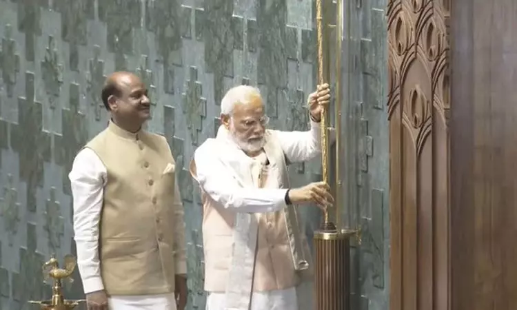 பிரதமர் மோடிமக்களவையில் செங்கோலை நிறுவினார் …