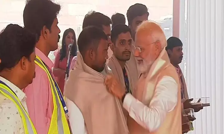கட்டுமானத் தொழிலாளர்களை கவுரவித்தார் பிரதமர் மோடி..! கட்டுமானத் தொழிலாளர்களை கவுரவித்தார் பிரதமர் மோடி..!