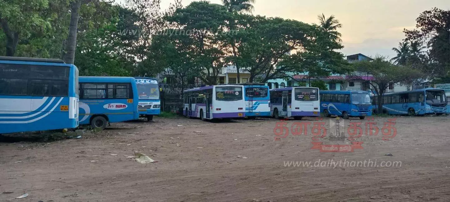 காரைக்கால் பணிமனையில் முடங்கிய பி.ஆர்.டி.சி. பஸ்கள் காரைக்கால் பணிமனையில் முடங்கிய பி.ஆர்.டி.சி. பஸ்கள்