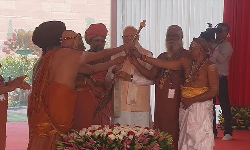 பிரதமர் மோடியிடம் செங்கோல் ஒப்படைப்பு!