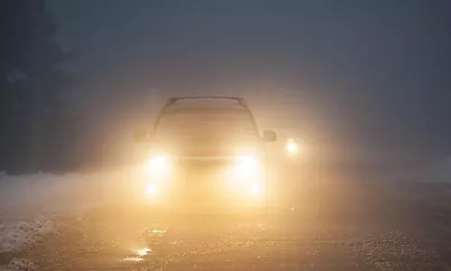 இரவு நேரத்தில் அதிக வெளிச்சத்துடன் செல்லும் வாகனங்கள் இரவு நேரத்தில் அதிக வெளிச்சத்துடன் செல்லும் வாகனங்கள்