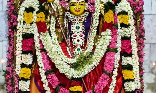 மாகாளியம்மன் கோவிலில் பூச்சாட்டு-குண்டம் திருவிழா மாகாளியம்மன் கோவிலில் பூச்சாட்டு-குண்டம் திருவிழா