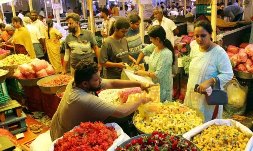 கோவையில் பூக்கள் விலை கடும் வீழ்ச்சி