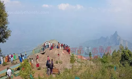 கோத்தகிரியில் குவிந்த சுற்றுலா பயணிகள் கோத்தகிரியில் குவிந்த சுற்றுலா பயணிகள்