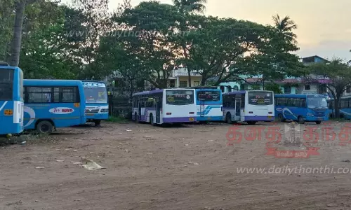 காரைக்கால் பணிமனையில் முடங்கிய பி.ஆர்.டி.சி. பஸ்கள்