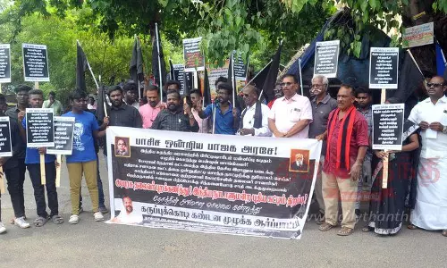 சமூக அமைப்புகள் கருப்புக்கொடி ஏந்தி ஆர்ப்பாட்டம்