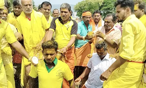 கடத்தூர் அருகே சுங்கரஅள்ளியில்வீரபத்திர சாமி கோவில் திருவிழாதலையில் தேங்காய் உடைத்து பக்தர்கள் நேர்த்திக்கடன்