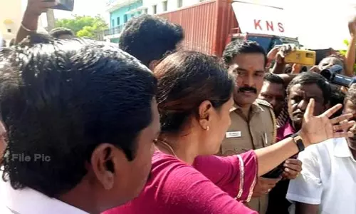 கரூரில் வருமான வரித்துறை அதிகாரிகளை தடுத்த வழக்கு - 15 பேர் கைது கரூரில் வருமான வரித்துறை அதிகாரிகளை தடுத்த வழக்கு - 15 பேர் கைது