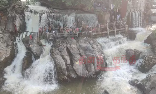 கோடை விடுமுறையையொட்டிசுற்றுலா பயணிகள் குவிந்ததால் களைகட்டிய ஒகேனக்கல்