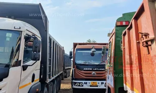 களியக்காவிளை அருகே அதிக பாரம் ஏற்றிய 4 லாரிகள் பறிமுதல் களியக்காவிளை அருகே அதிக பாரம் ஏற்றிய 4 லாரிகள் பறிமுதல்