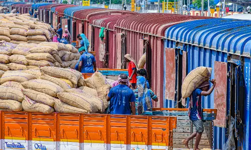 2,600 டன் புழுங்கல் அரிசி தஞ்சைக்கு வந்தது 2,600 டன் புழுங்கல் அரிசி தஞ்சைக்கு வந்தது