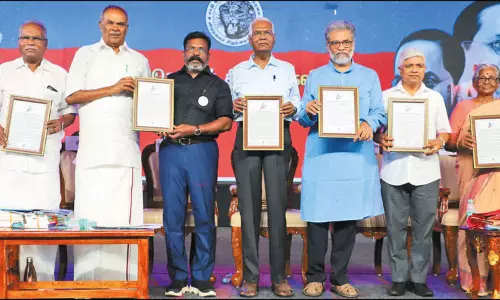 விடுதலை சிறுத்தைகள் கட்சி சார்பில் சபாநாயகர் அப்பாவு உள்பட 7 பேருக்கு விருது விடுதலை சிறுத்தைகள் கட்சி சார்பில் சபாநாயகர் அப்பாவு உள்பட 7 பேருக்கு விருது