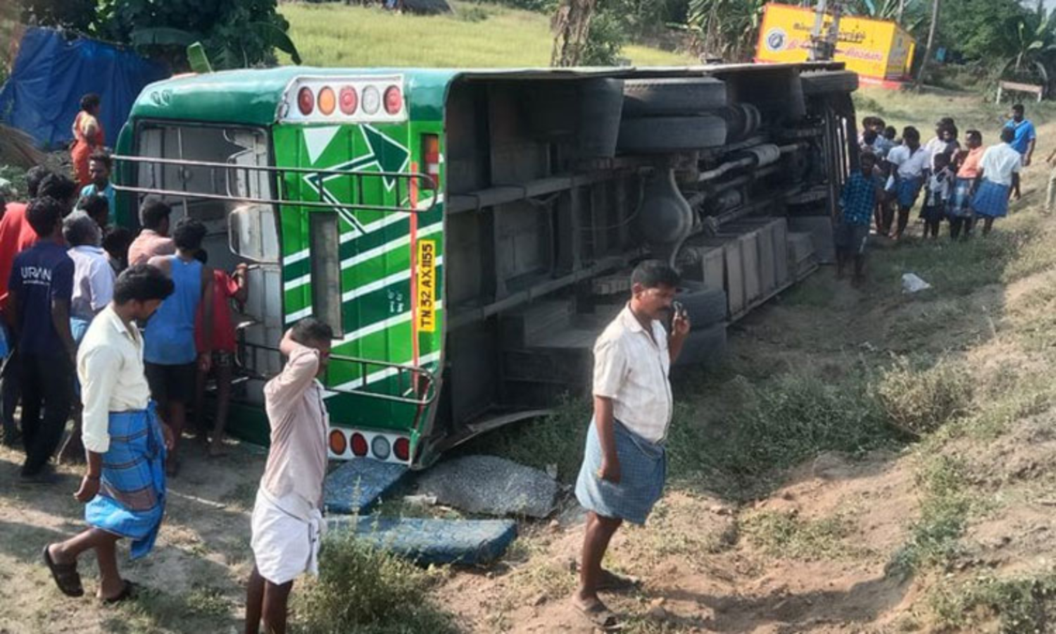 விழுப்புரம் அருகே சாலையோர பள்ளத்தில் பேருந்து கவிழ்ந்து விபத்து - 30-க்கும் மேற்பட்டோர் காயம்
