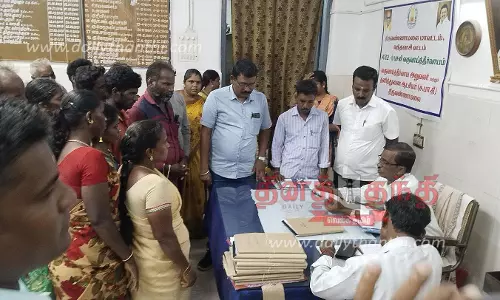 பொதுஇட ஆக்கிரமிப்பை அகற்றக் கோரி தாலுகா அலுவலகத்தை பொதுமக்கள் முற்றுகை பொதுஇட ஆக்கிரமிப்பை அகற்றக் கோரி தாலுகா அலுவலகத்தை பொதுமக்கள் முற்றுகை