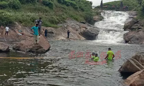 நீர்வீழ்ச்சியில் தவறி விழுந்த காதல் ஜோடி