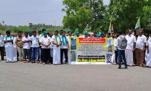தமிழக விவசாயிகள் சங்கத்தினர் காத்திருப்பு போராட்டம்