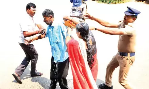 தீக்குளிக்க முயன்ற தம்பதியால் பரபரப்பு