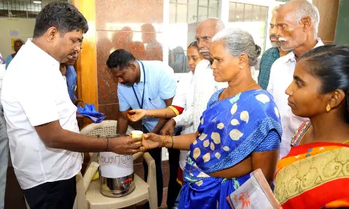 பொதுமக்களுக்கு கபசுர குடிநீர் வழங்கிய கலெக்டர்