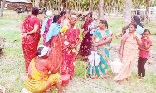 சாலைமறியல் செய்ய முயன்ற பெண்கள்