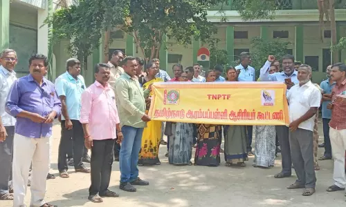 கோரிக்கைகளை வலியுறுத்தி ஆர்ப்பாட்டம்