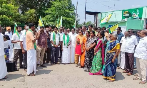 தமிழக விவசாயிகள் பாதுகாப்பு சங்கத்தினர் ஆர்ப்பாட்டம்