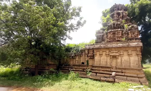 சிதிலமடைந்த பழங்கால கோவில் சீரமைக்கப்படுமா?; பொதுமக்கள் எதிர்பார்ப்பு